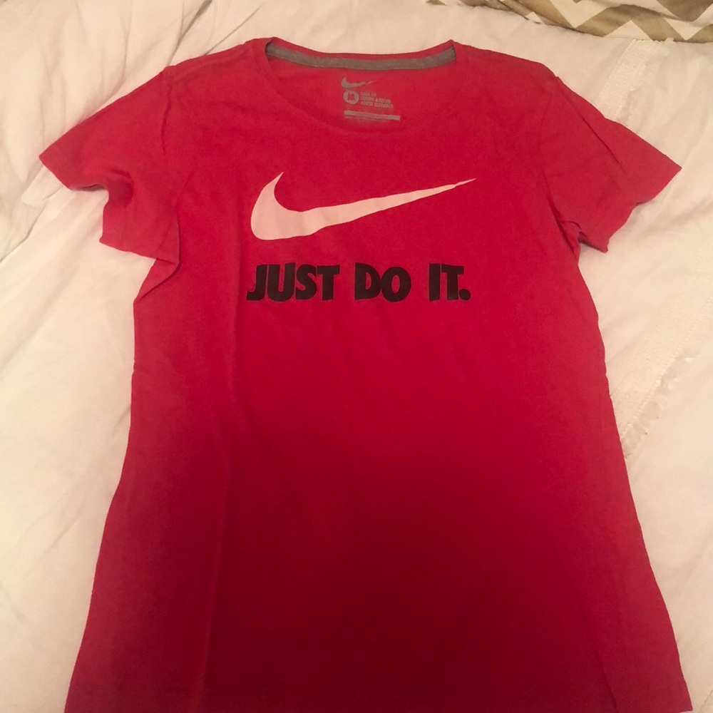 Nike shirt size medium